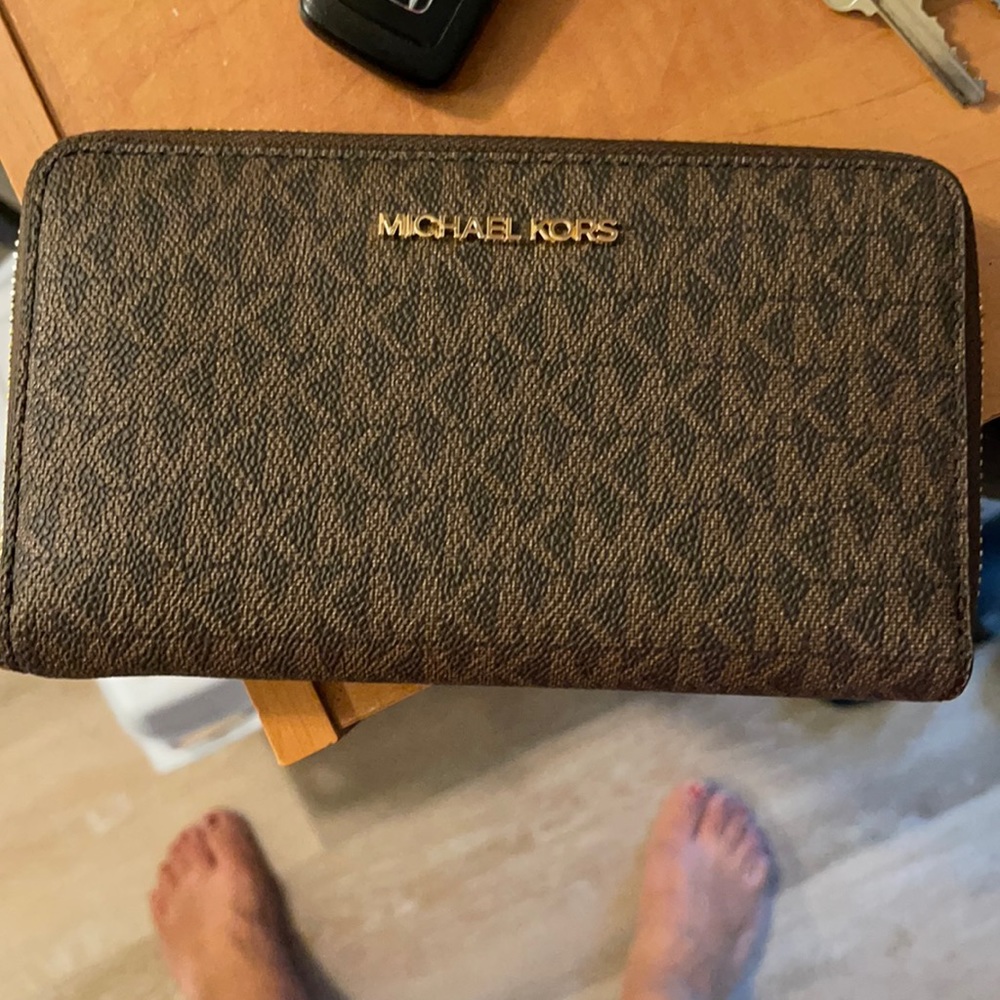 Michael kors wristlet wallet